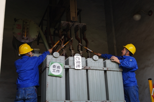 3、安措小組正在對(duì)變壓器做安全措施.JPG