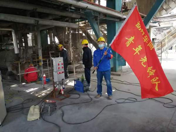 動(dòng)力車間大修剛開始時(shí)，在3號(hào)爐零米，青工從車間領(lǐng)回青年先鋒隊(duì)隊(duì)旗（魏高強(qiáng)攝[1].jpg