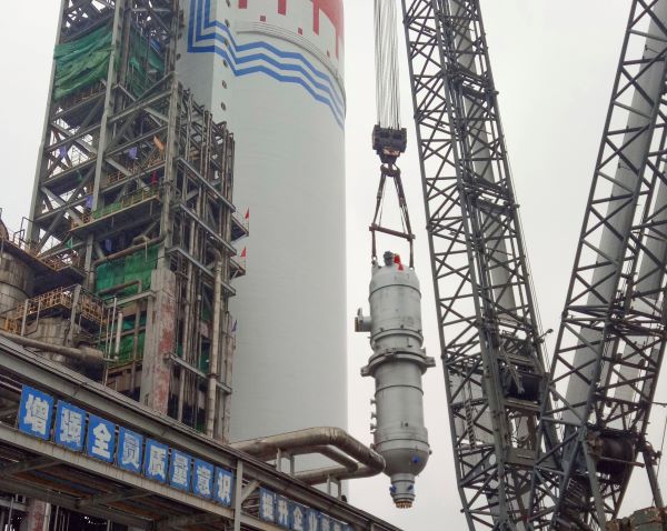 吊裝過程中的新汽提塔，尿素曾迎軍.jpg