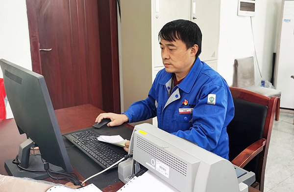 2023年2月22日運銷市場部員工楊靖軍正在彬州化工學(xué)習銷售開票1（副圖）.jpg
