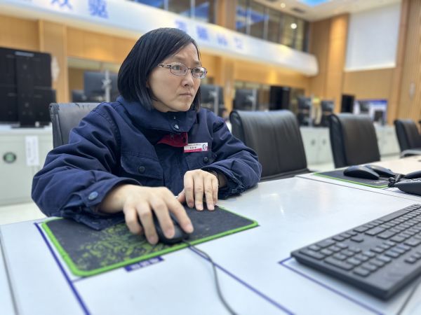 2023年3月24日，師傅劉秋榮在控制室巡檢裝置運行狀況工作照。.jpg