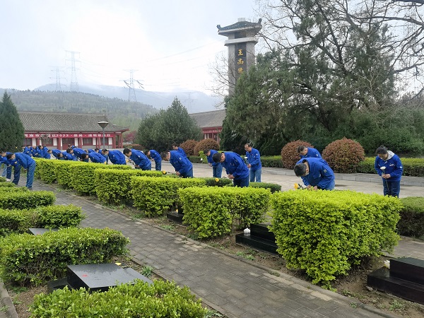 4月3日，全體黨員在烈士園碑區(qū)祭掃陵園、默哀深思.jpg