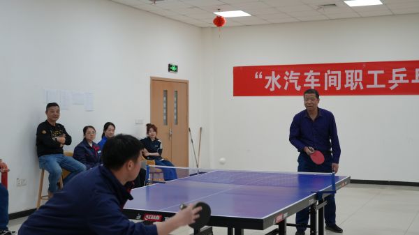 3月30日，舉行男子單打比賽。管理組李戰(zhàn)峰和運(yùn)行三班王迪巔峰對(duì)決。.jpg