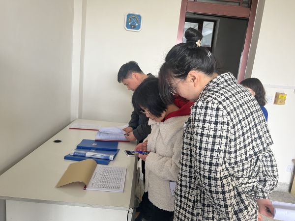 3.23健力寶審核組在質(zhì)檢部、審核易制毒管理，翻閱記錄。.jpg