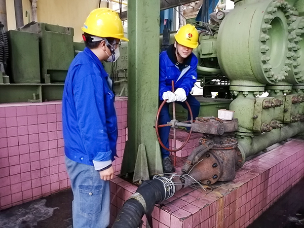 4月4日，合成三班作業(yè)人員通過(guò)軟管開始從二號(hào)大槽排放煤漿，并回收至一號(hào)大槽.jpg