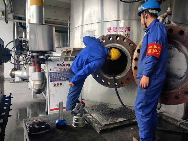 4月8日，氣化爐爐內(nèi)進(jìn)人檢修畫面。.jpg