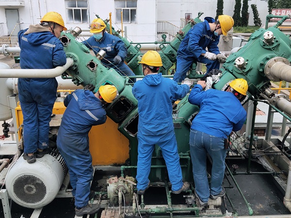 4月28日16時(shí)，檢修人員檢修二號小冰機(jī).jpg