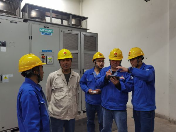 4月30日，改造小組在現(xiàn)場(chǎng)就施工方案進(jìn)行一次“桌面推演”.jpg