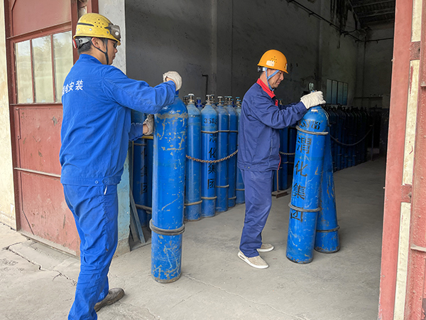 5月4日9：00，合成車間氣瓶站工作人員進(jìn)行作業(yè)   600.jpg