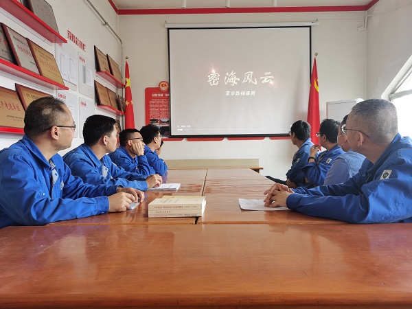 5月10日，尿素車(chē)間管理組與化工班組共同觀看保密教育警示片密海風(fēng)云.jpg