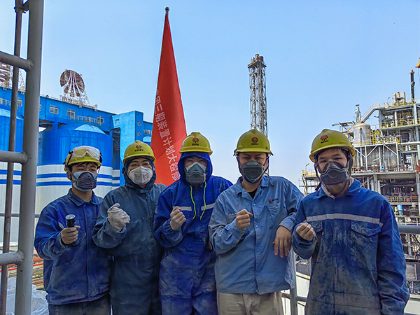 5月12日，動(dòng)力車(chē)間三期脫硫塔灰斗平臺(tái)，青年先鋒隊(duì)清理脫硫塔灰斗內(nèi)積灰，在休息時(shí)合影.jpg