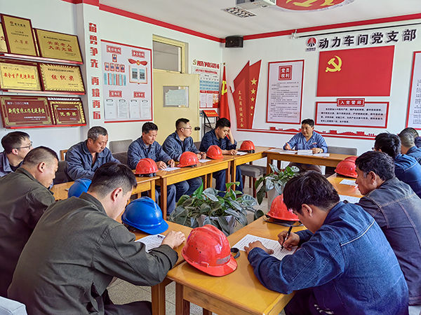 5月16日。動(dòng)力車(chē)間會(huì)議室，安全員焦路秦正在給外協(xié)檢修人員培訓(xùn).jpg