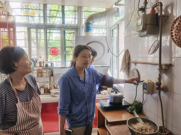 5.16日，女工協(xié)管員進(jìn)入職工家屬家里進(jìn)行安全用電宣講.jpg