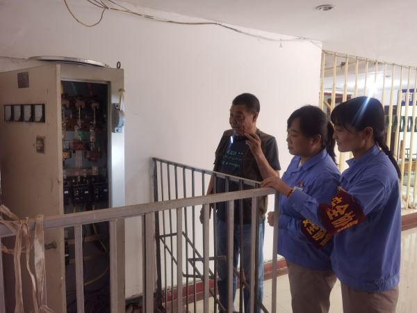 6月19日，公司女工協(xié)管員對(duì)單身樓配電間進(jìn)行安全用電檢查.jpg