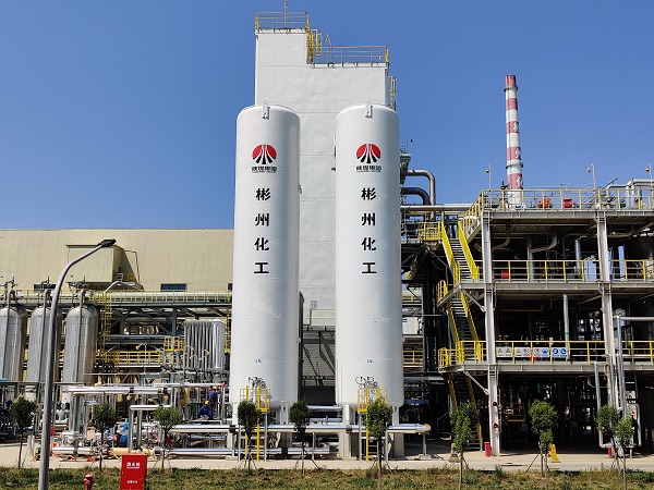 制氣車間，7月建成投用的707低溫能源綜合利用項目主設(shè)備液氮儲罐現(xiàn)場圖。 (1).jpg