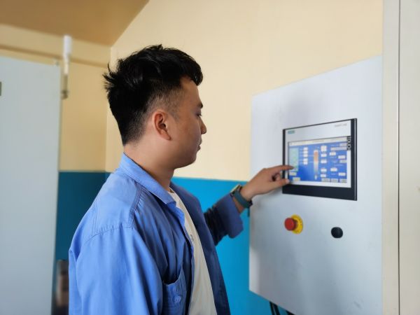 7月26日，尿素車(chē)間化工四班于堯?qū)αＷ永鋮s器運(yùn)行工況進(jìn)行調(diào)整.jpg