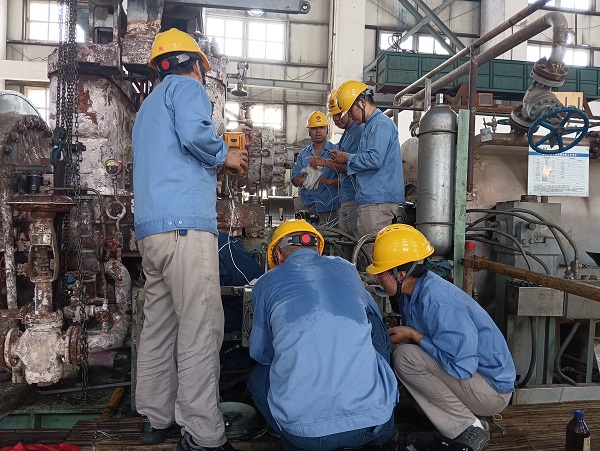8月31日，二期機(jī)組廠房二樓空分尿素工段人員在回裝空壓機(jī)軸系儀表-3.jpg