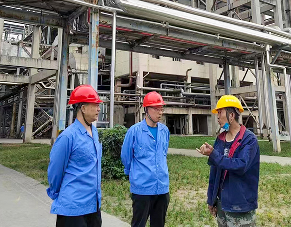實業(yè)公司領(lǐng)導尚建紅帶隊到灰渣拉運裝置現(xiàn)場進行安全隱患排查，對現(xiàn)場作業(yè)人員進行安全叮囑.jpg