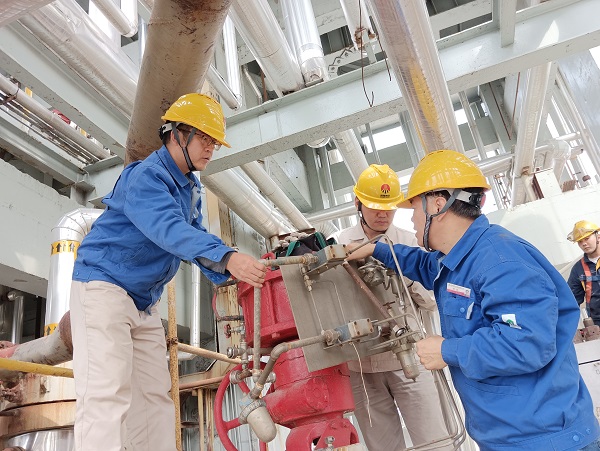 10月8日，空分尿素工段員工在尿素現(xiàn)場進(jìn)行閥門的拆檢檢修作業(yè).jpg