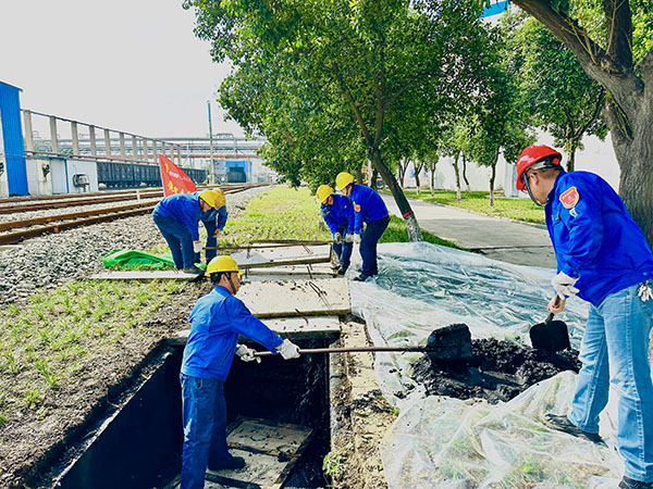 10月10日下午，黨員突擊隊(duì)清理沉淀池.JPG