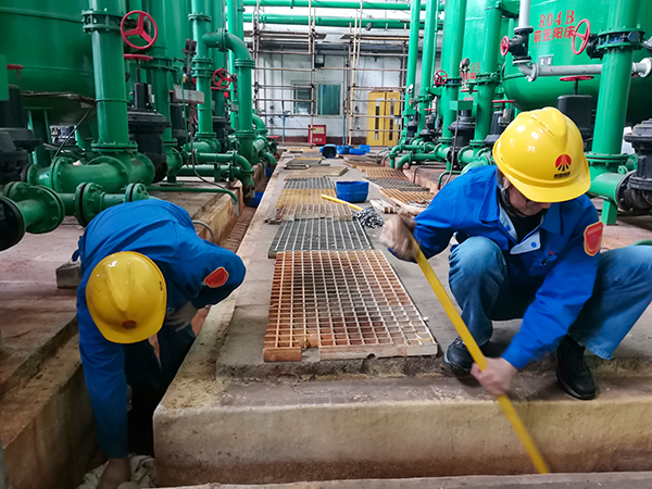 10月15日，脫鹽水站員工清理地溝積水以交出地溝防腐.jpg