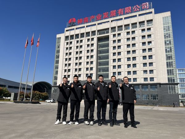 2023年10月14日，參加陜煤集團第二十屆班組長綜合素質(zhì)提升班，渭化集團公司班組長代表在神南學院辦公樓前合影留念.jpg