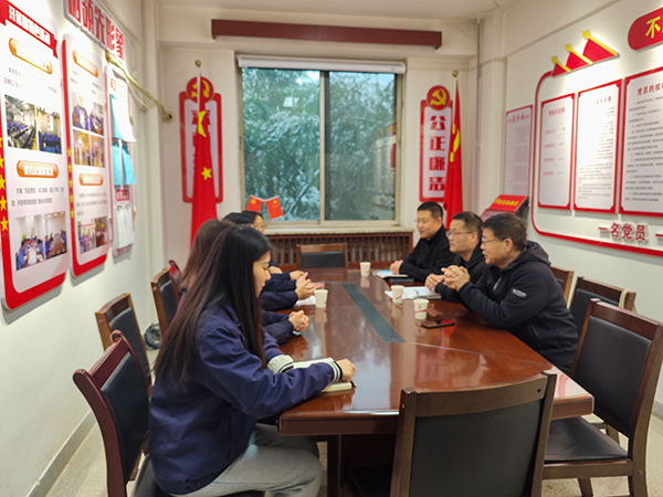 1月16日中國電信股份有限公司渭南分公司法務(wù)部人員在法律審計(jì)部會議室交流座談.jpg