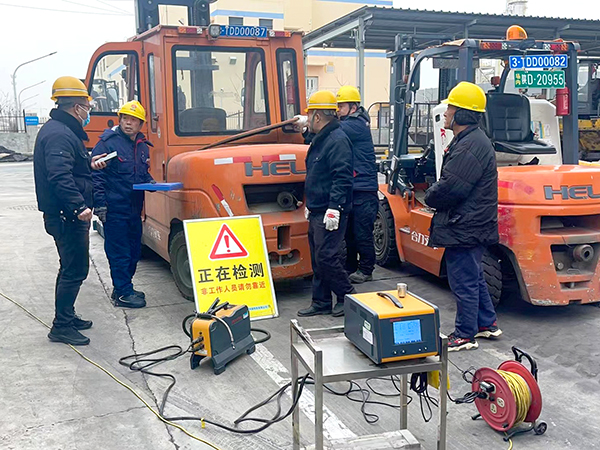 2月19日，運(yùn)銷分部，曹侃、伍思盈等人員，在北物流門現(xiàn)場(chǎng)檢測(cè)。運(yùn)銷分部 曹侃攝（2）.jpg