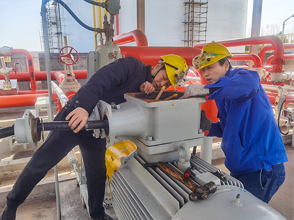 2月22日，檢修三班在191罐區(qū)更換節(jié)能電機(jī).jpg