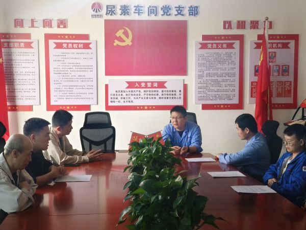 4月28日，車間工藝主任王慶振對班組考試試卷進行點評.jpg