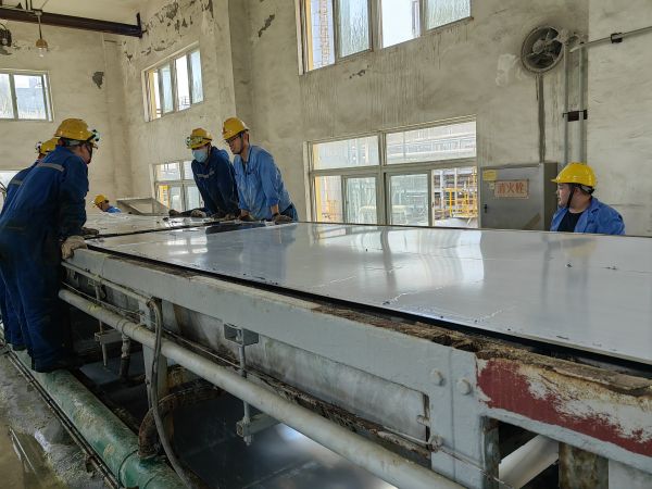 28日，合成車間、修造部人員共同搶修造粒機(jī).jpg