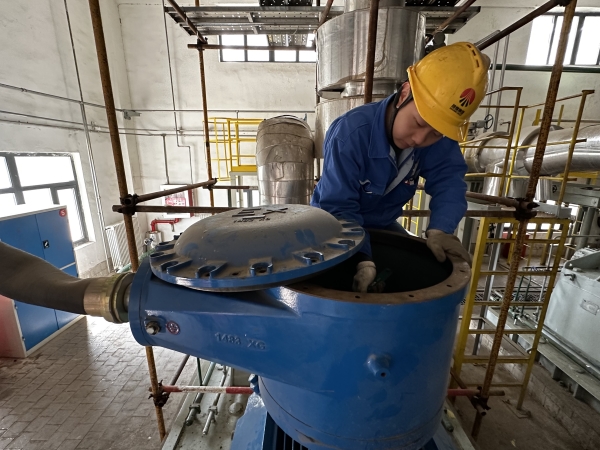 5月6日，電氣檢修工魏晨光緊固電機(jī)接線盒內(nèi)接線.jpg