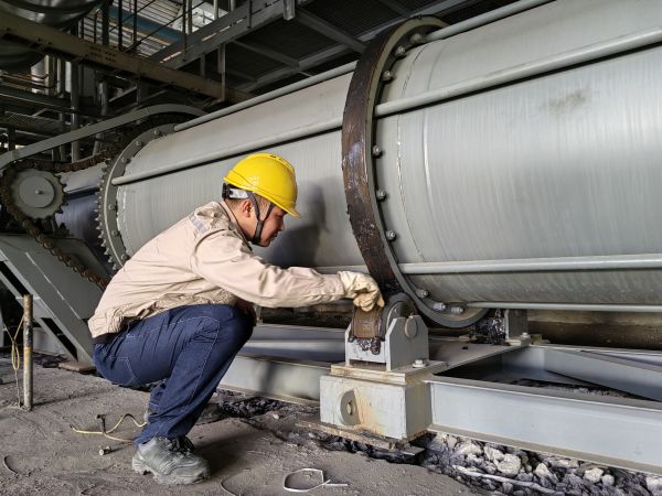 2024年5月20日，動(dòng)力車間4號(hào)鍋爐冷渣器更換后運(yùn)行人員正在對(duì)冷渣器做潤(rùn)滑.jpg
