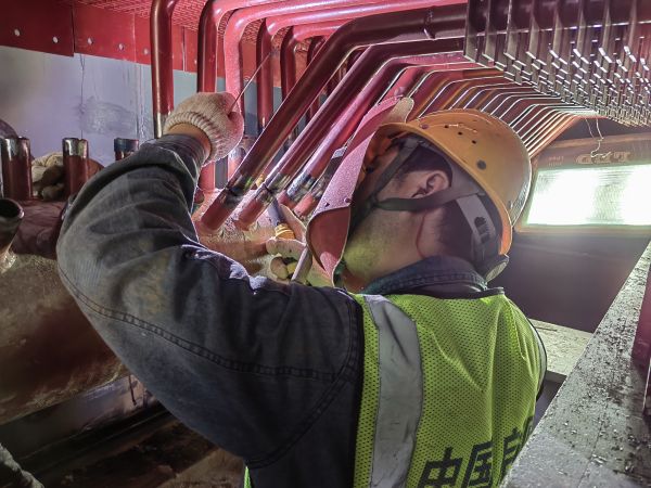 2024年5月20日，動(dòng)力車間4號(hào)鍋爐施工單位檢修人員正在焊接新的省煤器.jpg