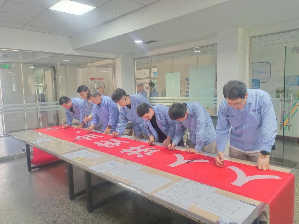 6月6日，車(chē)間舉行安全生產(chǎn)月橫幅簽字承諾儀式(1).jpg