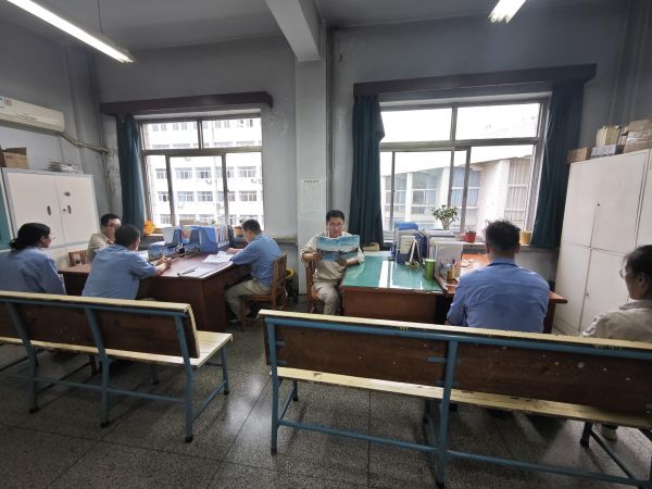 計(jì)控電儀部號召各個(gè)班組利用班會(huì)時(shí)間反復(fù)學(xué)習(xí)“懂會(huì)能”手冊，深刻領(lǐng)會(huì)“五懂五會(huì)五能”素質(zhì)提升工作的重要性.jpg