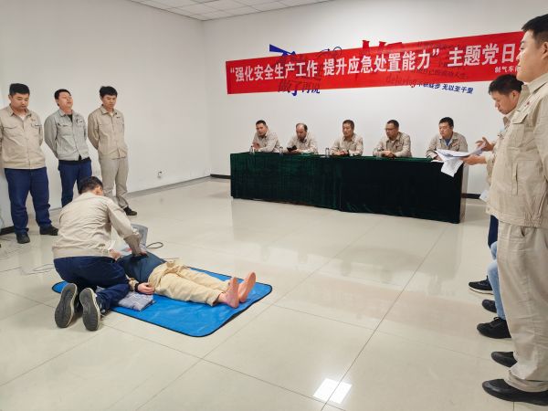 圖2 7月26日，張力演示心肺復(fù)蘇全過程。.jpg