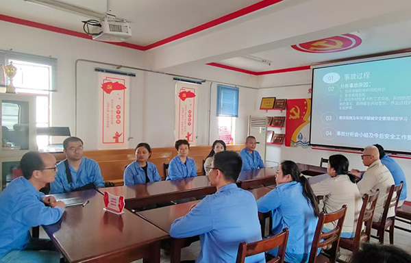 近日，物料車間主任喬玄帶領班組人員學習事故，并結合各自崗位工作展開討論.jpg
