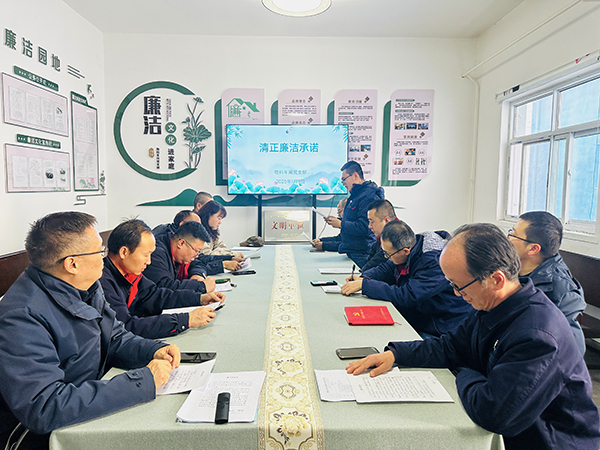 1月9日下午，物料車間黨支部組織黨員領(lǐng)導(dǎo)干部及重點(diǎn)崗位人員開展了新年“第一課”活動。--圖為重點(diǎn)崗位人員趙宇進(jìn)行清正廉潔承諾.jpg