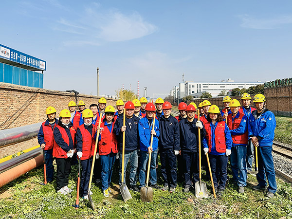 3月20日下午，物料車間黨支部開展“清除雜草保安全 志愿服務(wù)顯擔(dān)當(dāng)”主題活動，黨員及青年志愿者集體合影    600.jpg