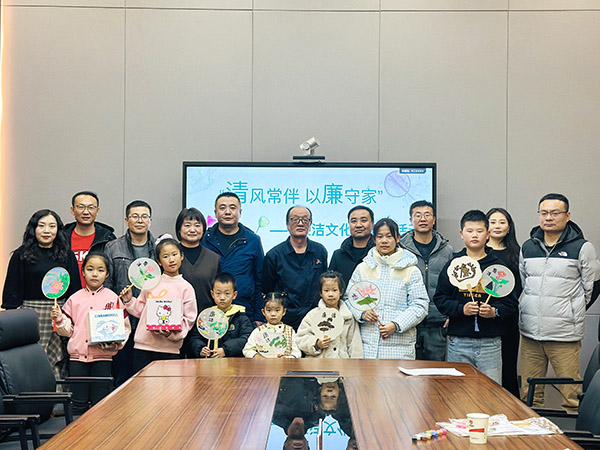 11月30日晚，物料車間黨支部開展以“清風(fēng)常伴 以廉守家”為主題的廉潔文化進(jìn)家庭活動，.jpg