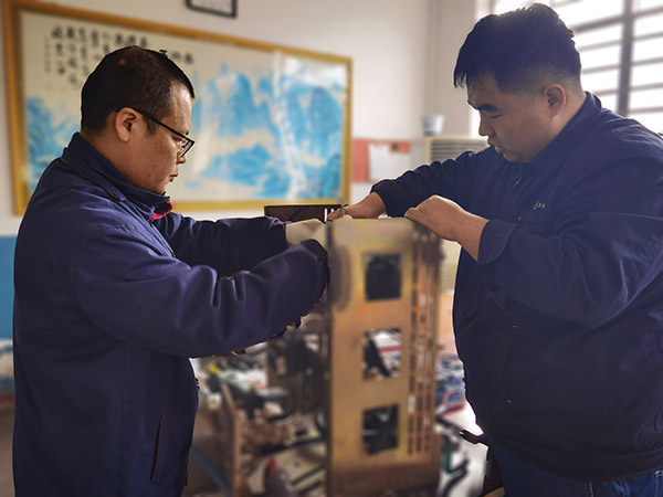 1月14日，檢修一班技術(shù)骨干正在對(duì)氬壓縮機(jī)控制回路技術(shù)改造2.jpg