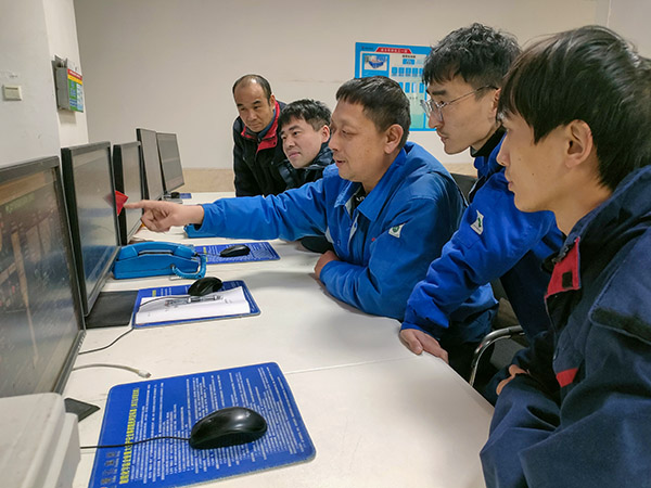 車間技術人員馮治在給員工講解節(jié)能技改項目投入注意事項.jpg