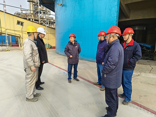 2月18日，基建部部長張政權(quán)與尿素車間主任王濤現(xiàn)場檢查項(xiàng)目情況1.jpg
