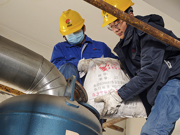 2.19日動(dòng)力車間三期干燥機(jī)廠房?jī)?nèi)，劉凱、張樂正在更換吸附劑.jpg