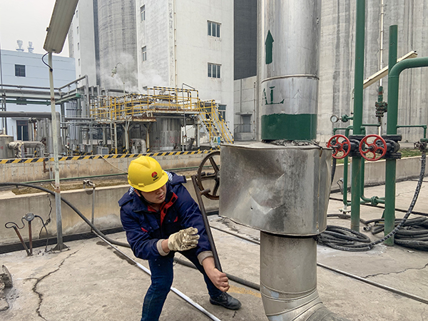 3月12時(shí)，合成車間員工關(guān)小閥門，避免浪費(fèi).jpg