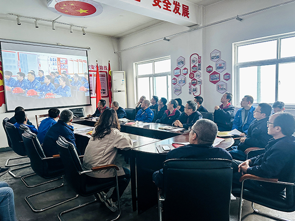 3月13日下午，物料車間黨支部開展“惠學(xué)礪心 筑夢前行”主題黨日活動，圖為集中觀看了陜煤集團第一期惠學(xué)礪心大課堂錄播視頻.jpg