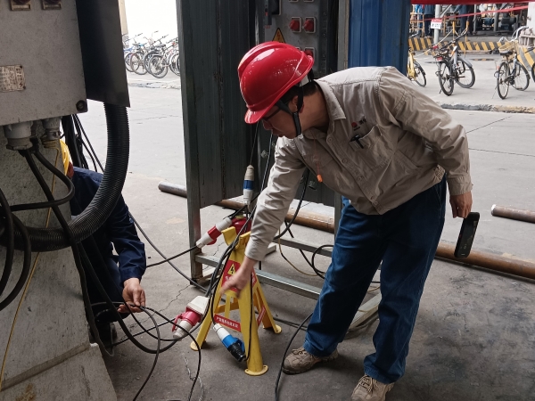 4月9日，計(jì)控電儀部安全員黃建榮在進(jìn)行安全用電現(xiàn)場(chǎng)檢查，為作業(yè)人員指出問題并認(rèn)真講解正確操作及規(guī)定。.jpg