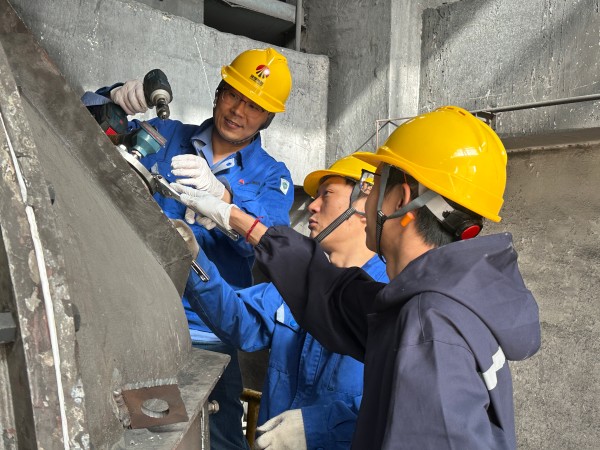 4月9日王明偉、康金生、青工曾炳睿在2#鍋爐磨煤機(jī)更換北側(cè)磨輥溫度.jpg