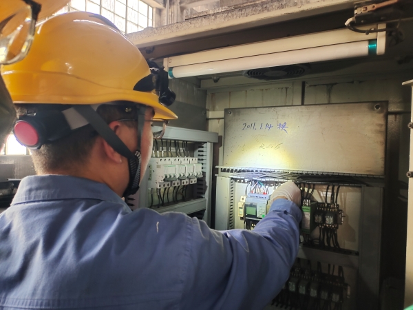 4月10日康金生、曾炳睿在一期給煤機平臺更換給煤機控制柜內(nèi)PLC及擴展模塊主機.jpg